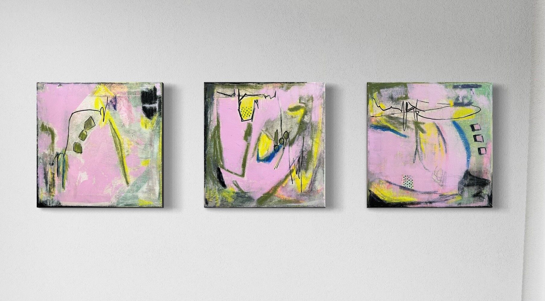 Dreiteiliges abstraktes Gemälde mit Rosa-, Grün- und Gelbtönen, dynamische Formen und kontrastreiche Linien.