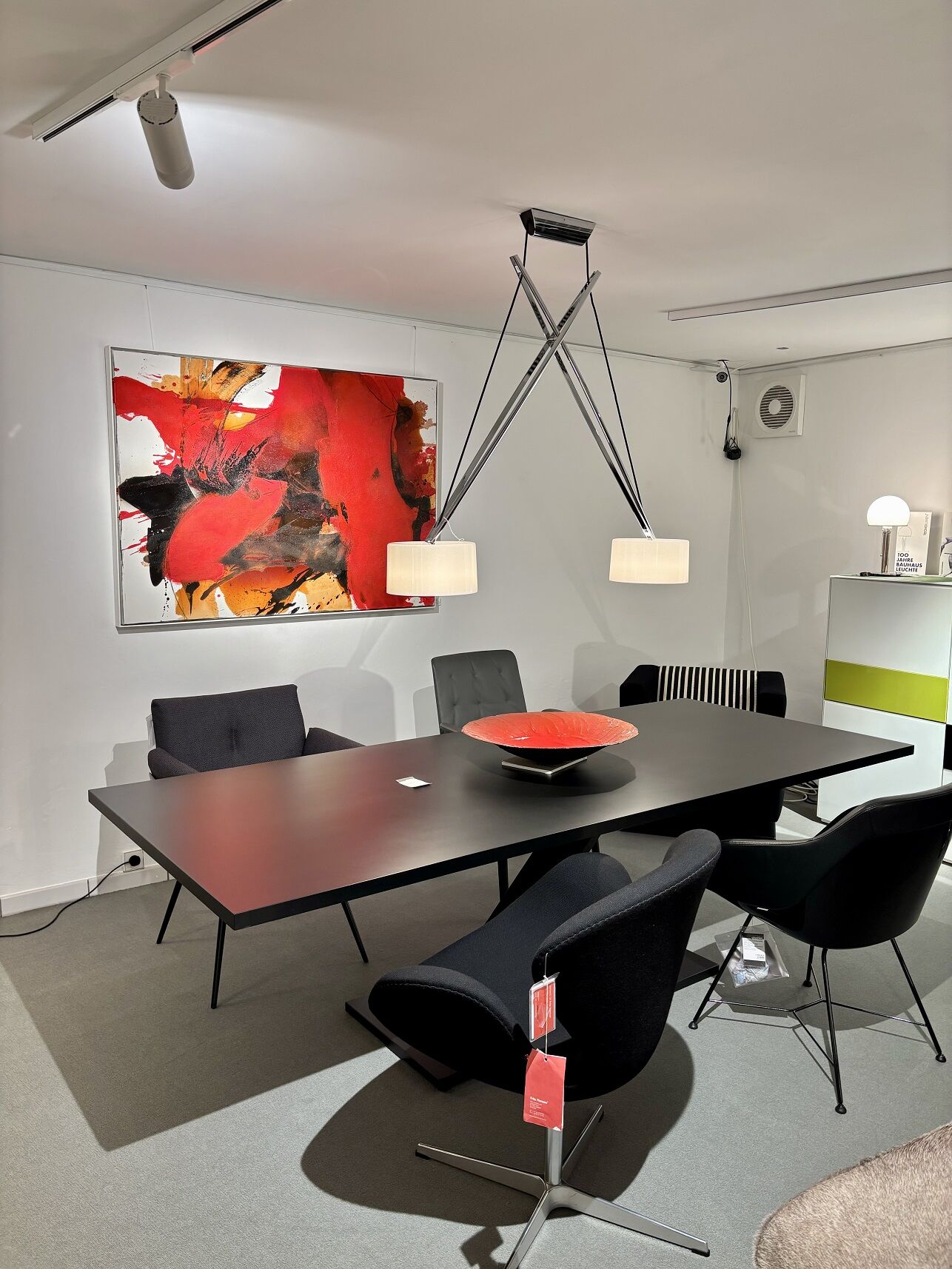 Dynamisches abstraktes Kunstwerk mit dominierenden roten und schwarzen Farbtönen, kombiniert mit sanften Beige- und Weißakzenten. Die kräftigen Farben und fließenden Formen erzeugen eine energiegeladene, expressive Atmosphäre. Perfekt für moderne Wohnräume oder Galerien.